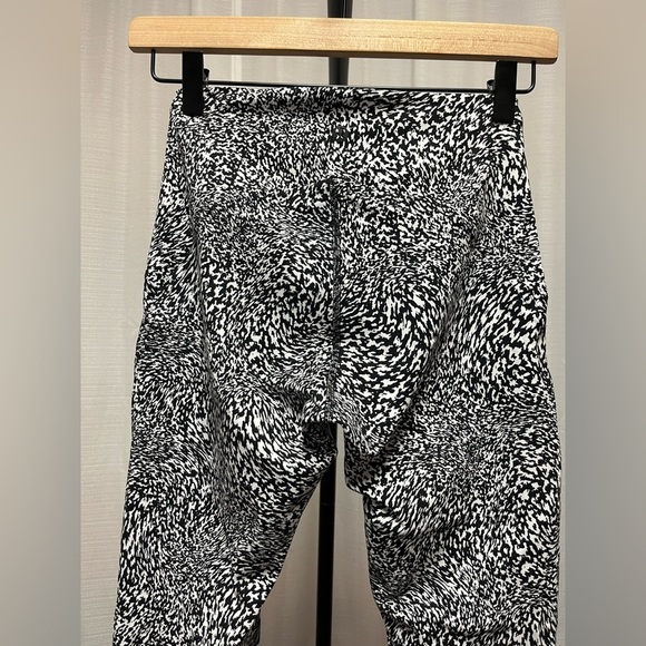 Lululemon InStill High-Rise Tight 25"
Warped Grain Alpine White Black | size 4 - Picture 5 of 9